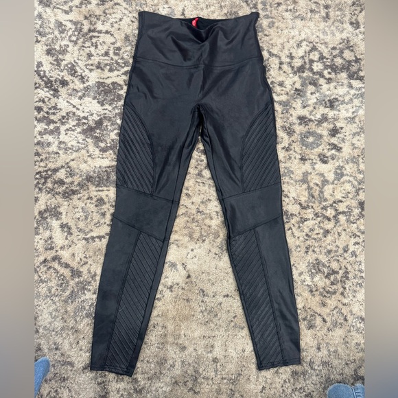 SPANX Pants - Faux Leather Moto Leggings | Very Black
Spanx / large pet & smoke free